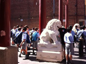 A school class on the way to the Chinese Museum