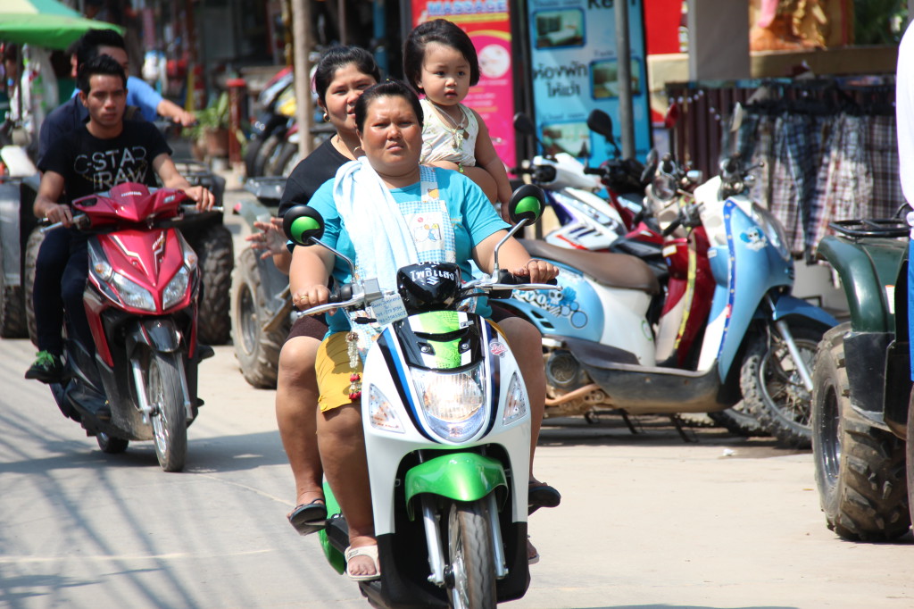 Village life in Thailand: Ban Phe motor traffic