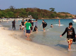 Locals enjoyings the Hat Sai Kaeo beach, Ko Samet