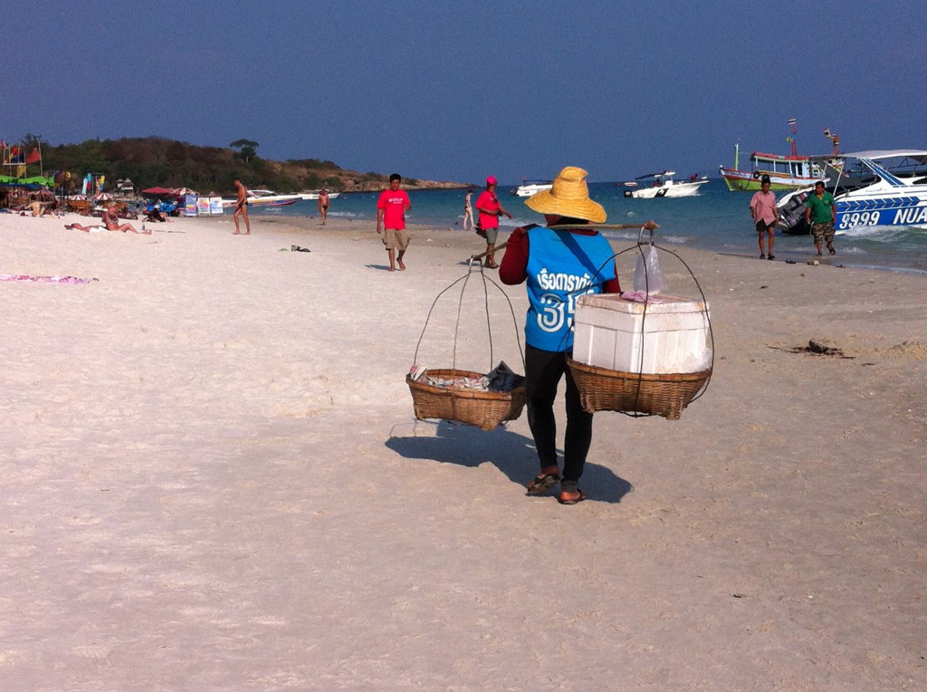 Hat Sai Kaeo, Ko Samet village beach