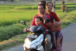 Balinese family on wheels