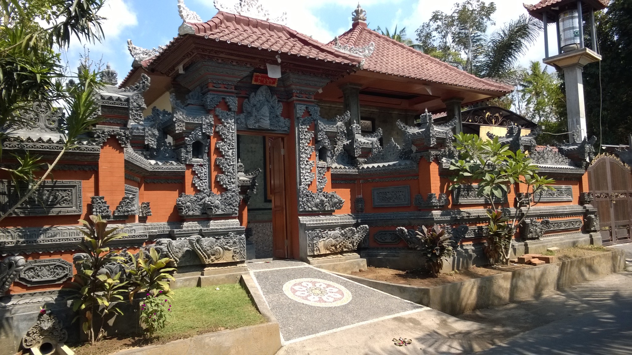 A typical Bali temple gate at Batuan A typical Bali temple gate at Batuan