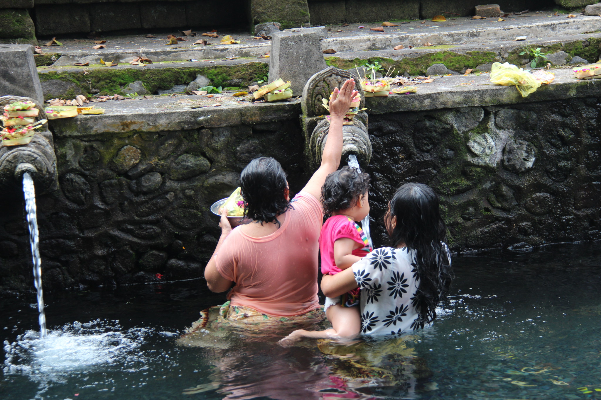 Central Bali day trip: Hindus at Pura Tirta Empul Central Bali day trip: Hindus at Pura Tirta Empul