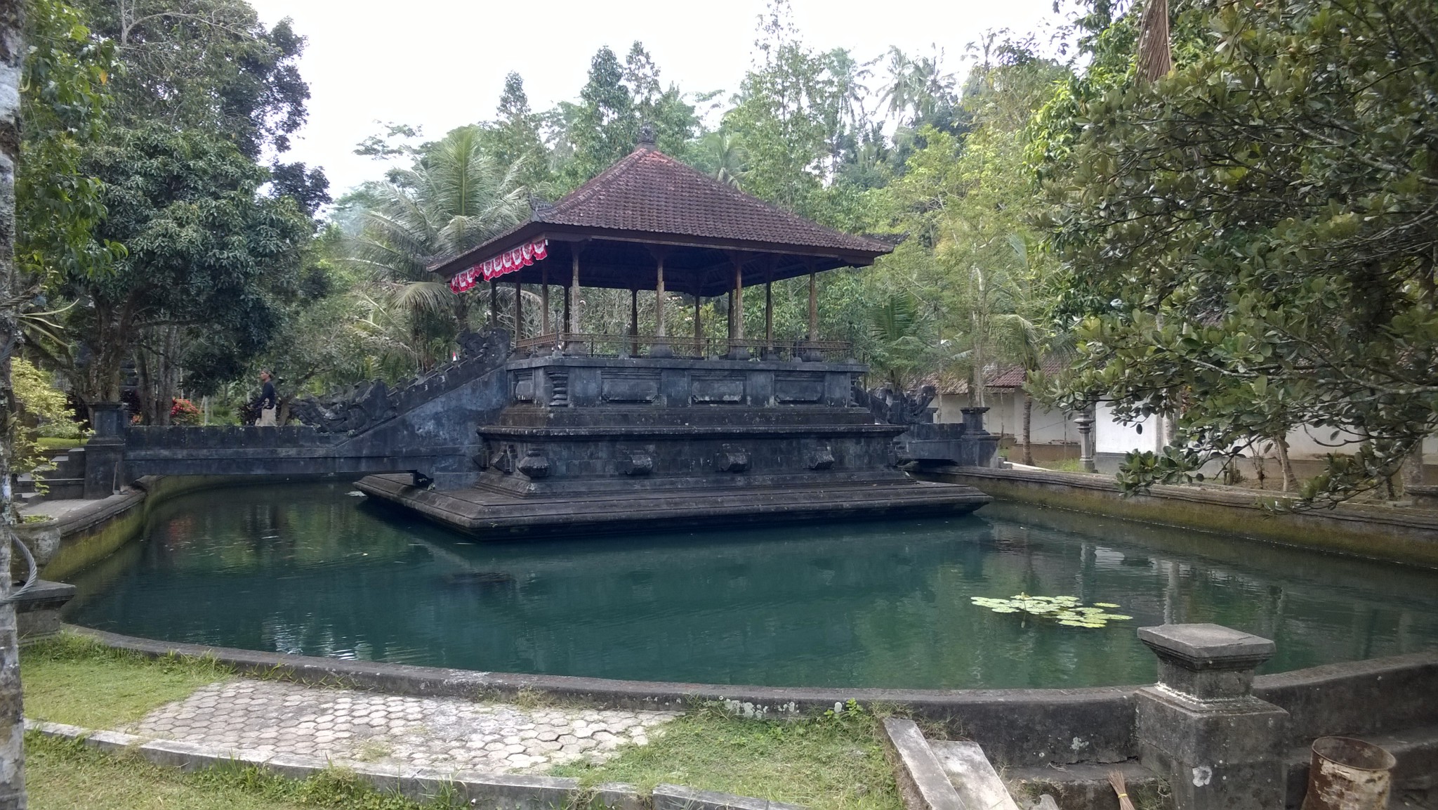 The Pura Tirta Empul pond and entrance The Pura Tirta Empul pond and entrance