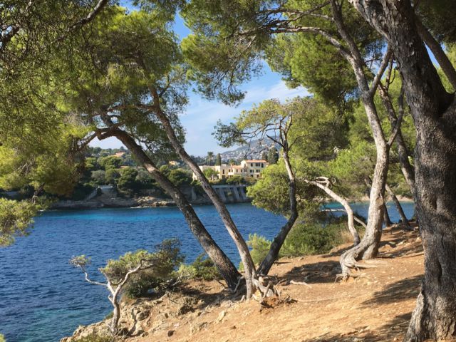Walking around Cap-Ferrat bay view
