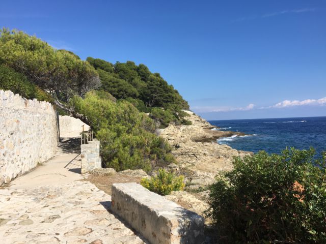 Walking around Cap-Ferrat Pointe du Colombier