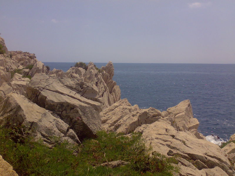 Walking around Cap-Ferrat, rocks from the path