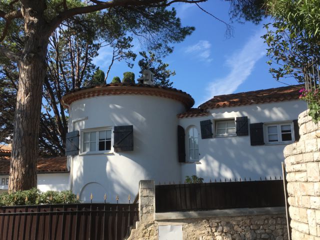 Walk around Cap-Ferrat, a white villa