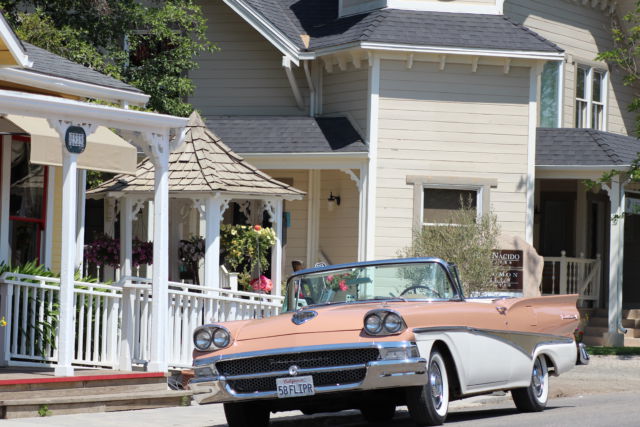 Los Olivos houses and car