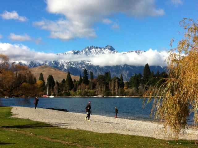 Queenstown walk, lakeside park