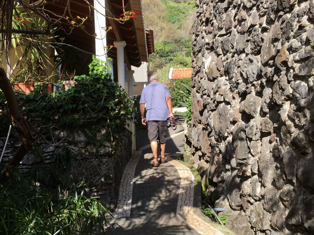 Narrow lane in Jardim do Mar