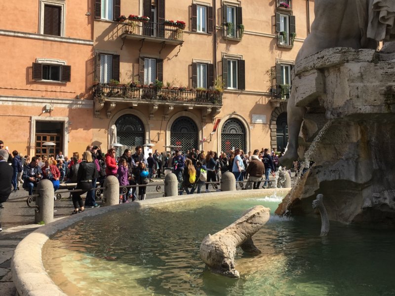 Piazza Navona, Rome Piazza Navona visitors and fountain