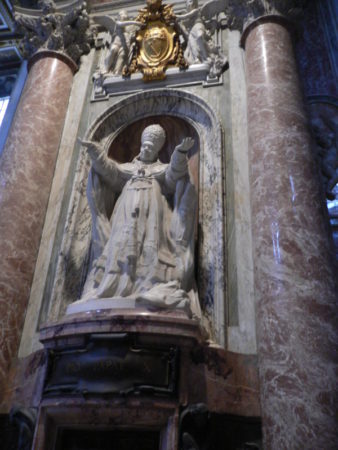 St Peter's Basilica, Rome Saint Peter's Basilica pope statue