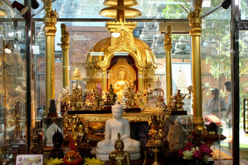 Gangaramaya Temple Buddha statues