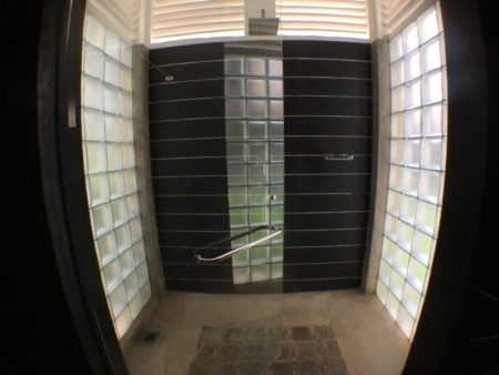 Maalu Maalu Resort bathroom