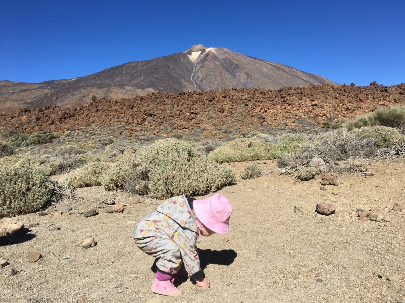 Finding a lava stone, Roques de Garcia hike