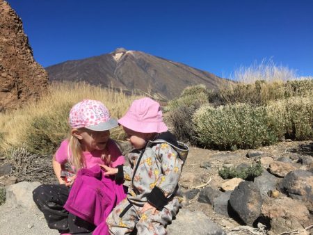 Girls on Roques de Garcia trail