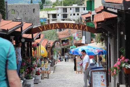 Velja Vrata, Bar