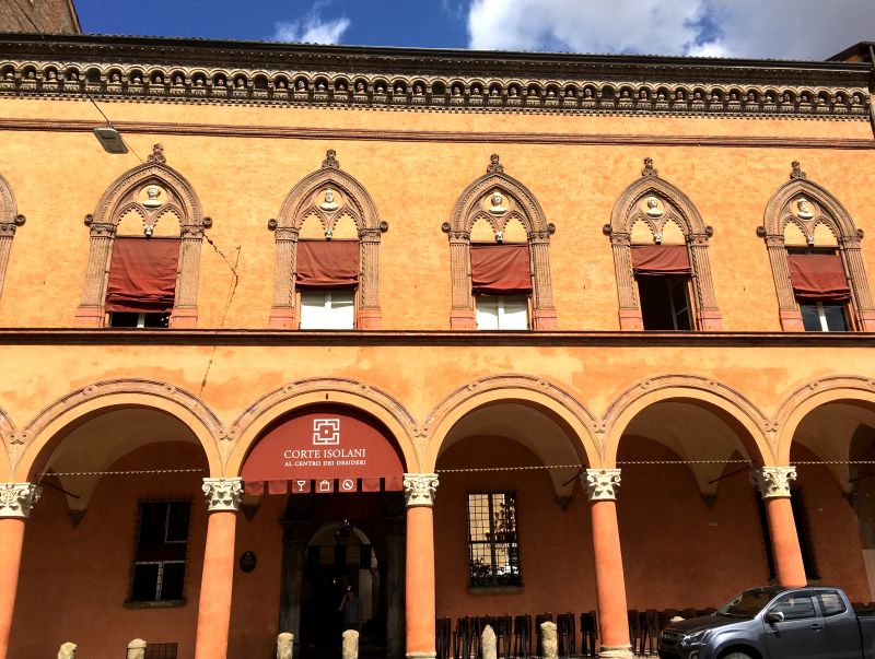 Corte Isolani, Piazza Santo Stefano Corte Isolani, Piazza Santo Stefano, Bologna