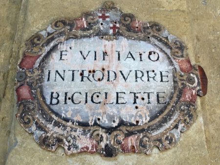 E vietato introdurre biciclette