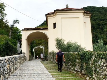 Walking to Monasterio Ossuccio, Lake Como