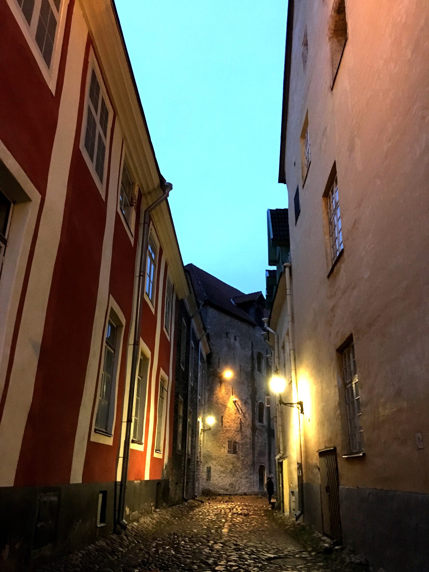 A narrow Tallinn back alley A narrow Tallinn back alley