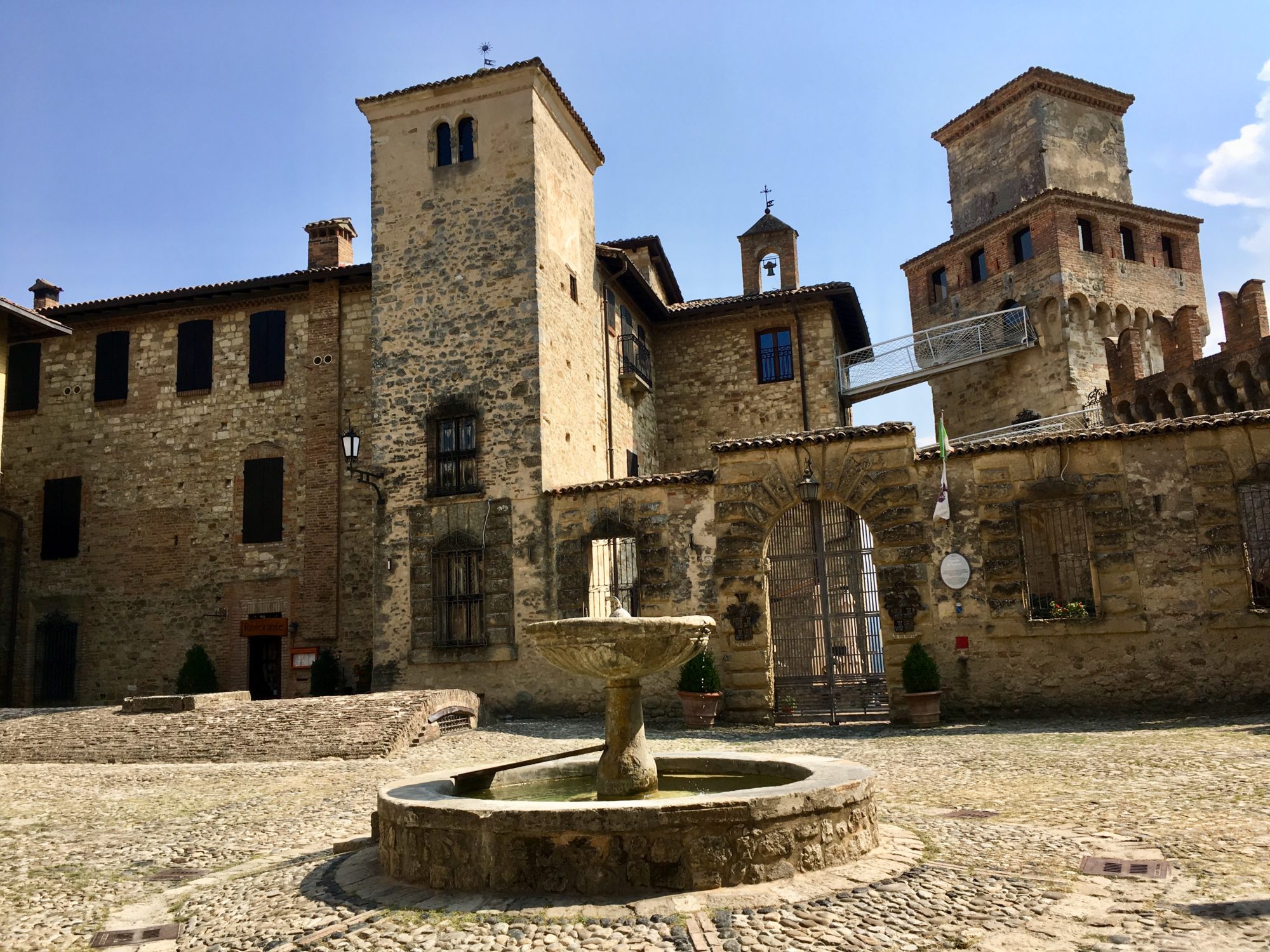 I borghi piu belli d'Italia, piazza di Vigoleno I borghi piu belli d'Italia, piazza di Vigoleno