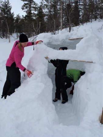 Ski tour in Lapland: building and igloo in Tuiskukuru