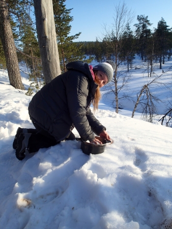 Ski tour in Lapland, washing dishes in the snow