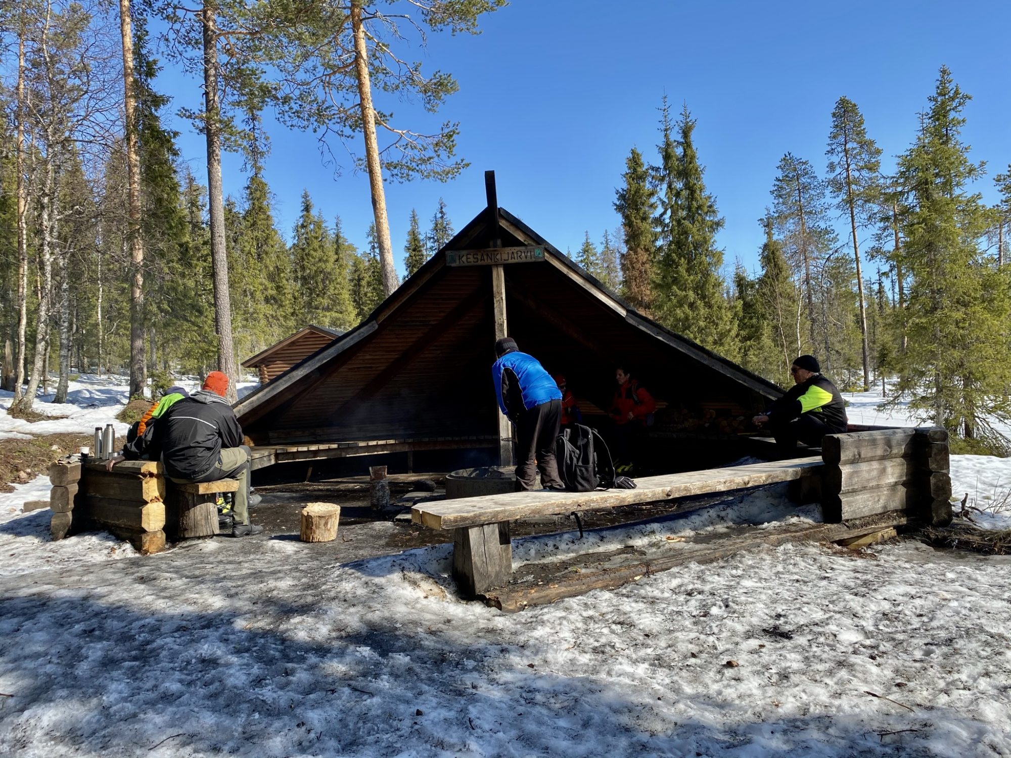 Kesänkijärvi wind shelter Arctic Lapland spring: Kesänkijärvi wind shelter