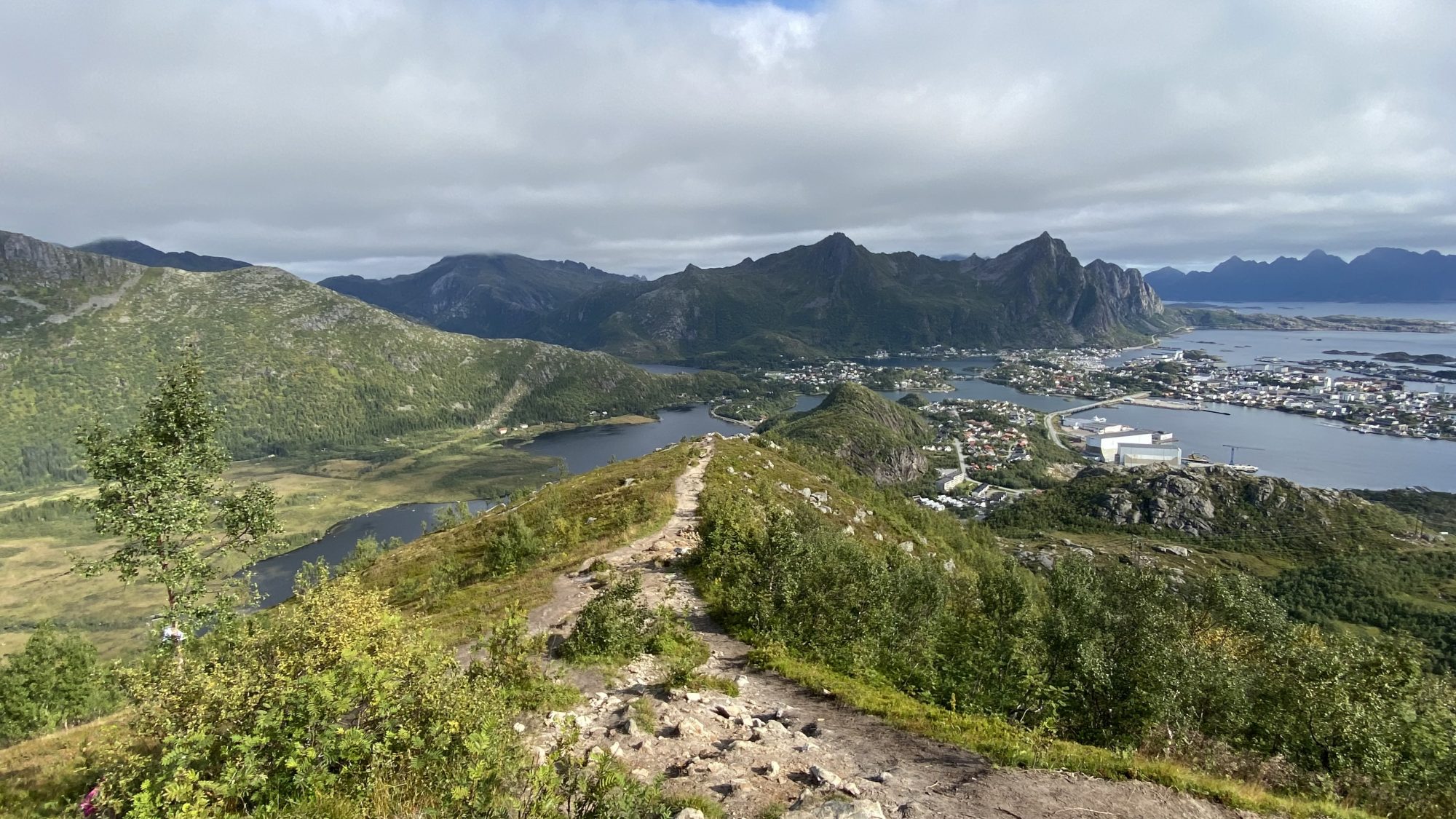 Tjeldbergtinden, the path down Lofoten hikes: Tjeldbergtinden, Svolvaer