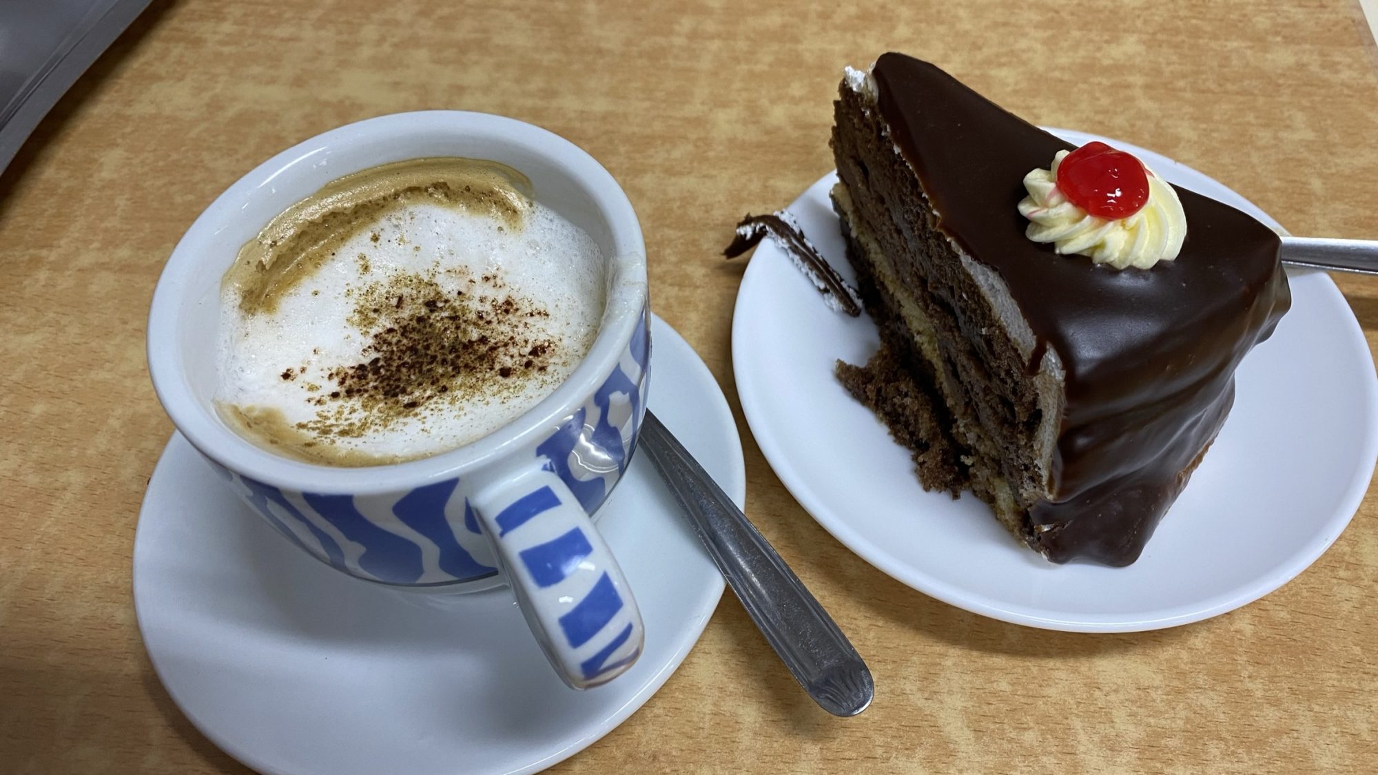 Cappuccino and cake in Vega de San Mateo