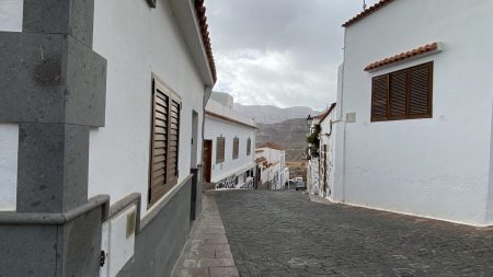 Drive to Gran Canaria mountains: street view of Santa Lucia de Tirajana